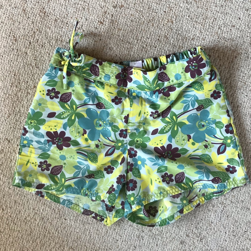 patterned patagonia water shorts (girls large)